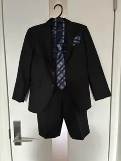 ブラックストライプスーツ 半ズボン　130cm ネクタイ、チーフ付き