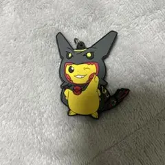 黒いレックウザポンチョ　ピカチュウ　ストラップ
