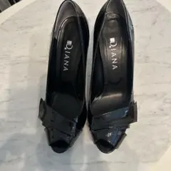 DIANA ブラック エナメルオープントゥ パンプス