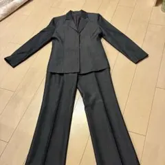 パンツスーツ　グレーのシングルジャケットとスラックスセット