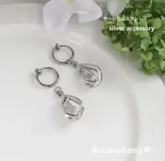 《 大粒ストーン入りドロップチャーム付きイヤリング 》699サージカルステンレス