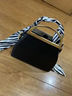 黒いボックス型ハンドバッグ スカーフ付き