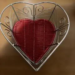 ハート型赤ワイヤーバスケット