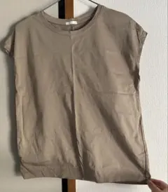 GU ノースリーブ　Tシャツ　カットソー　ベージュ