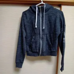 ダークグレー フード付き クロップドパーカー