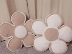 ベージュ　ホワイト　花型 ボアクッション