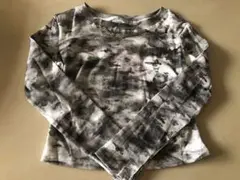 長袖グレーとホワイトのトップス