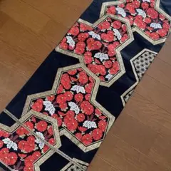 ❇️お値下げ❇️和風テーブルランナー　黒紅金79