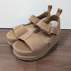 値下中】【新品未使用】UGG ゴールデンスターハイカットアウトスライド
