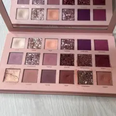 HUDA BEAUTY NUDE アイシャドウ18色のサムネイル
