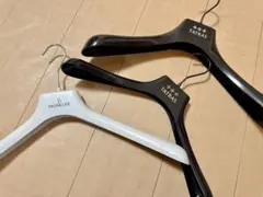 MONCLER TATRAS ロゴ入りハンガー 3個セット