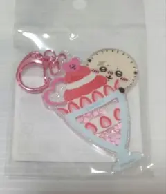 ちいかわ　ラッコのシャカシャカキーホルダー　いちごパフェ