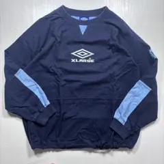 〈10〉UMBRO × XLARGE ドリルトップ　両面　刺繍ロゴ　紺OASIS