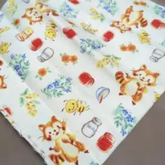 s72生地 はぎれ アライグマ 蜂 花柄 ハンドメイド105☓20cm