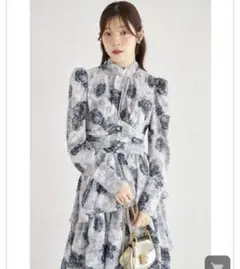 飾り釦付きウエストタックローズプリントティアードワンピース