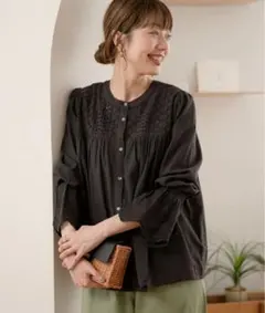 URBAN RESEARCH Sonny Label 刺繍入り黒フレア袖シャツ