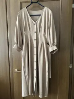 ベージュ バックプリーツ　ワンピースコート