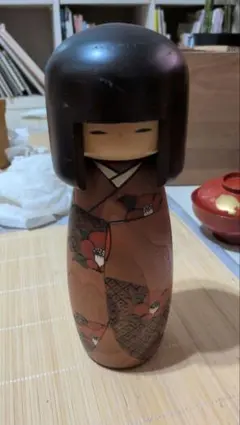 ​【美品・底値落款あり】五郎作 創作こけし 椿 着物 伝統工芸品 卯三郎こけしのサムネイル