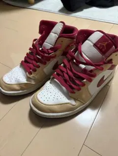 NIKE エアジョーダン1 MID ライトカレー×チリレッド