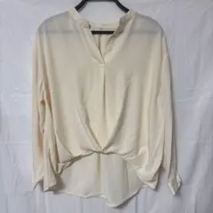 美品・earth music & ecology・アイボリー Vネック長袖シャツ