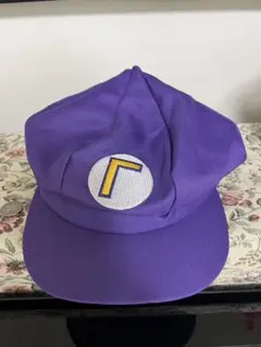 紫のロゴ付きキャップ