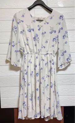【COLZA】青い花柄　クリーム色Vネックワンピース