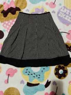 【美品】黒と白のドット柄プリーツスカート