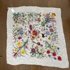 新品・未使用Gucci 花柄シルクスカーフ
