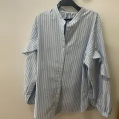 フリル付き青白ストライプ長袖シャツ