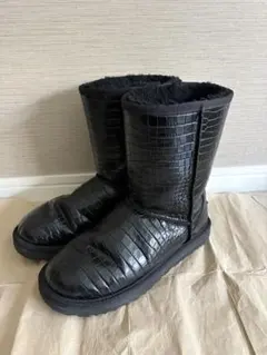 UGG W CLASSIC SHORT CROCO 7