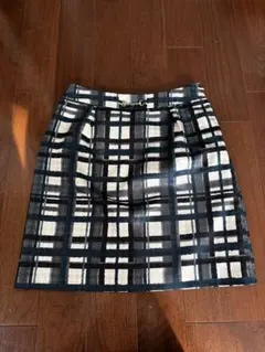 黒と白のチェック柄タイトスカート