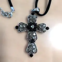 クロス型クリスタルネックレス