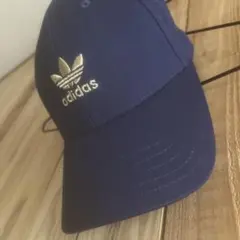 adidas ネイビーキャップ ゴールドロゴ