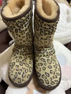 UGG × Jimmy Choo ヒョウ柄ムートンブーツ