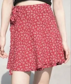 Brandy Melville Red Floral Wrap Skirtのサムネイル