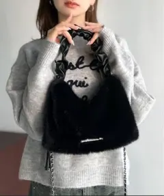 【mily bilet】ロゴプレート使いボリュームファーバッグ