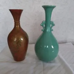 金色模様の金属製花瓶と緑色陶器花瓶セット