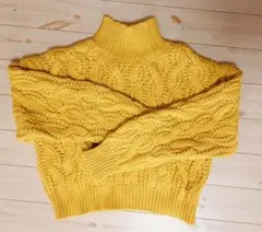 イエローハイネックケーブル編みセーター
