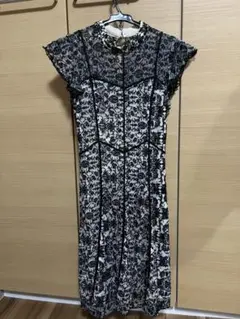 リリーブラウン　白黒花柄ノースリーブひざ丈ワンピース