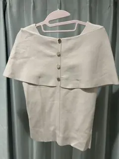 noela オフショルトップス