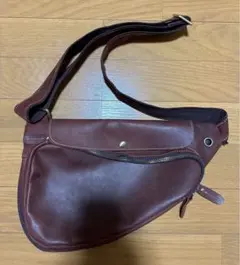 【美品】本革　メンズショルダーバッグ　茶色　大容量　マチ付きのサムネイル