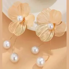 ゴールドパール付き花デザインピアス　カジュアル　エレガント　個性的　大ぶりピアス