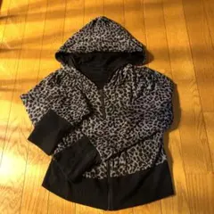 黒のレオパード柄パーカー