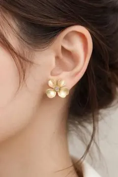 【美品】フラワーイヤリング　ゴールド　ウェディング　結婚式　カジュアル　パーティ