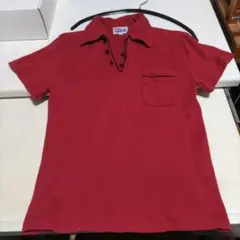 レッド ポロシャツ ボタン付き
