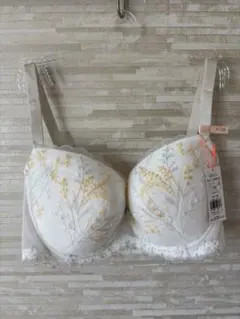 F70」トリンプ チャーミングラマー スリムライン フローラルハグ ブラジャー