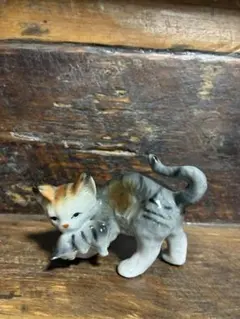 猫の置物 王冠とピンクの服のキャットオブジェ - メルカリ
