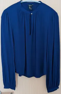 ネイビー薄手の長袖シャツ