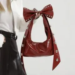 リボン付きレッドハンドバッグ