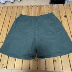 ナイロン製オリーブグリーンショートパンツ